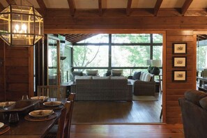 Tv, eldstad, tv-spel och en stereo