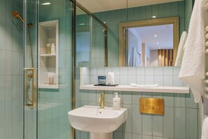 Comfort Studio, 1 King Bed | Salle de bain | Douche, articles de toilette (gratuits), séchoir à cheveux