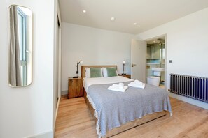 2 室のベッドルーム、高級寝具、WiFi (無料)、ベッドシーツ