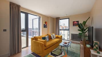 Classic Apartment, 1 King Bed | ๊ฑฐ์ค ๊ณต๊ฐ | ๋์งํธ ์ฑ๋ ์์ฒญ์ด ๊ฐ๋ฅํ 32์ธ์น ํ๋ฉด TV