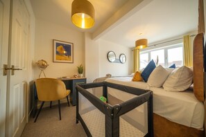 5 bedrooms, iron/ironing board, free WiFi, bed sheets
