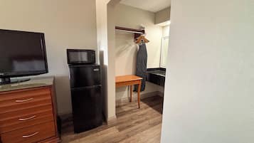 Laptop workspace, free WiFi, bed sheets