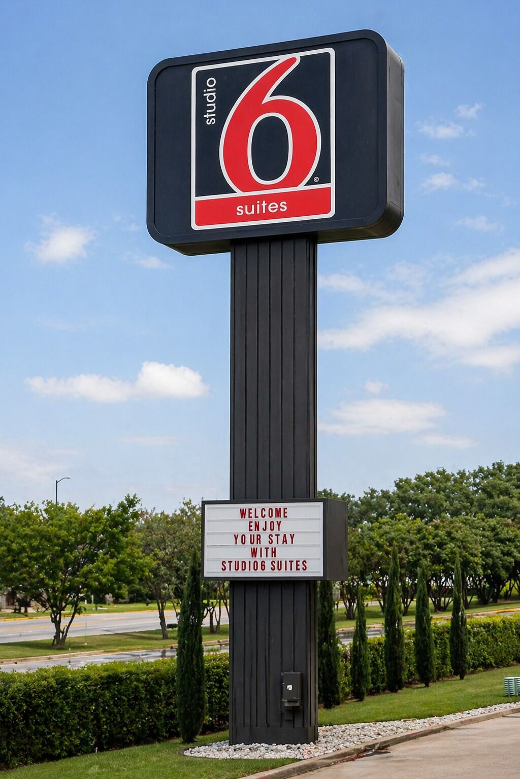Une enseigne pour le Studio 6 Suites, avec un message accueillant.