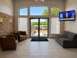 Lobby sitting area - Studio 6 Suites – Mesquite, TX – Gross Rd. (Mesquite)