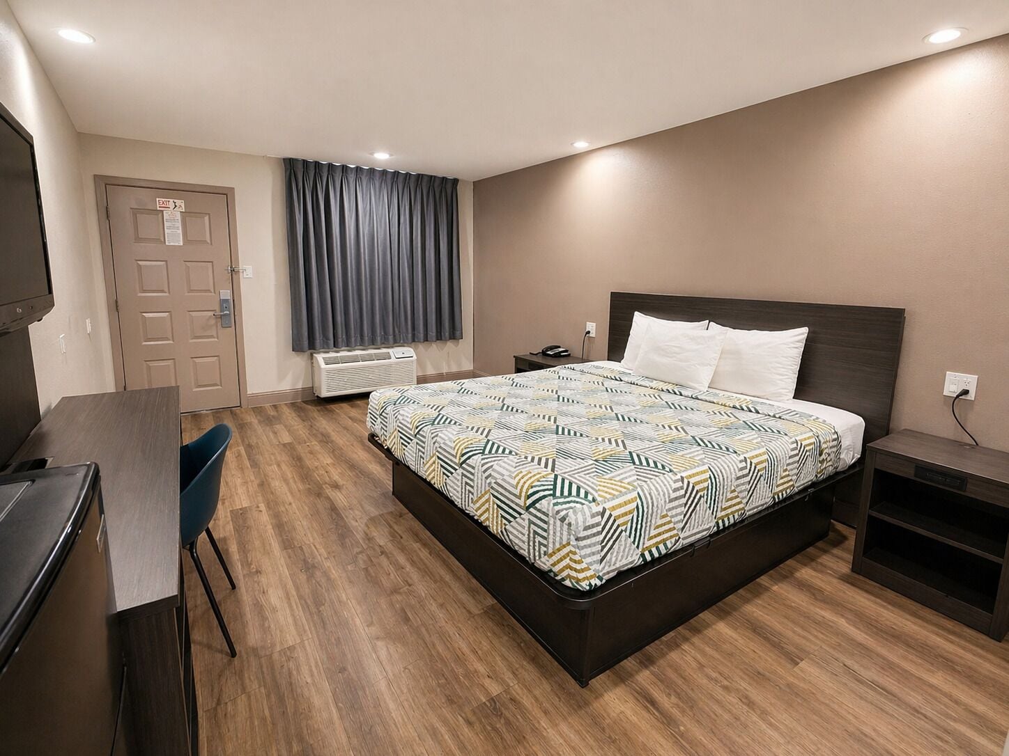 Habitació estàndard, 1 llit de matrimoni gran, no fumadors, frigorífic i microones | Espai de treball apte per a portàtils, wifi gratuïta i roba de llit 