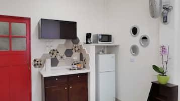 Basic Apartment | Private kitchenette | Mini-fridge, microwave, oven, stovetop