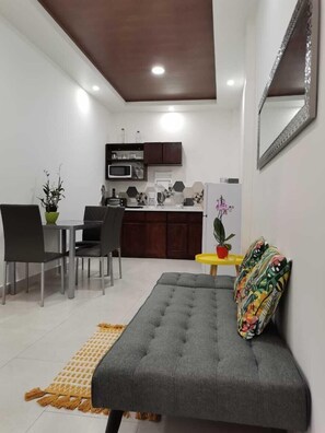 Superior Apartment | Private kitchen | Mini-fridge, microwave, oven, stovetop - 935 Lodge San Jose (San José)