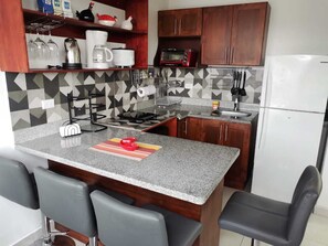 Family Apartment, City View | Private kitchen | Mini-fridge, microwave, oven, stovetop - 935 Lodge San Jose (San José)