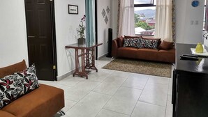 Family Apartment, City View | Living area - 935 Lodge San Jose (San José)