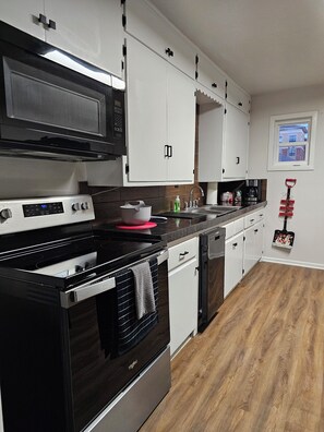 Fridge, microwave, oven, stovetop - Red Raiderland Too - Walk to TTU - 3 bed 3 Bath (Lubbock)