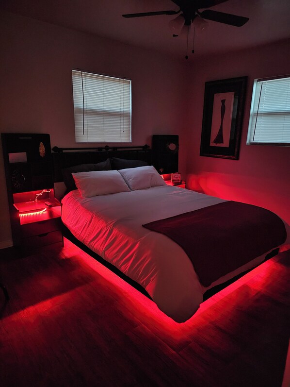 3 bedrooms, iron/ironing board, free WiFi, bed sheets - Red Raiderland Too - Walk to TTU - 3 bed 3 Bath (Lubbock)