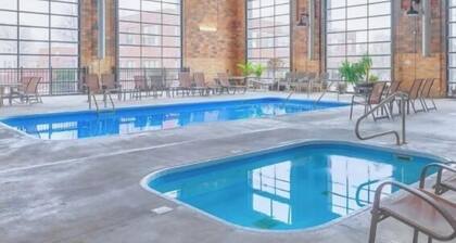 2:00 PM check-in | Upscale loft | Indoor pool & hot tub
