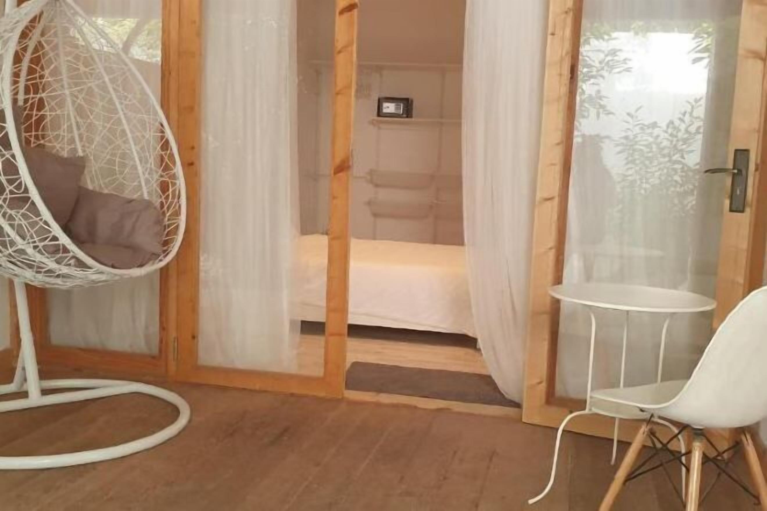 Cribs/infant beds
