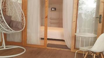 Cribs/infant beds