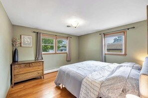 4 bedrooms, WiFi, bed sheets