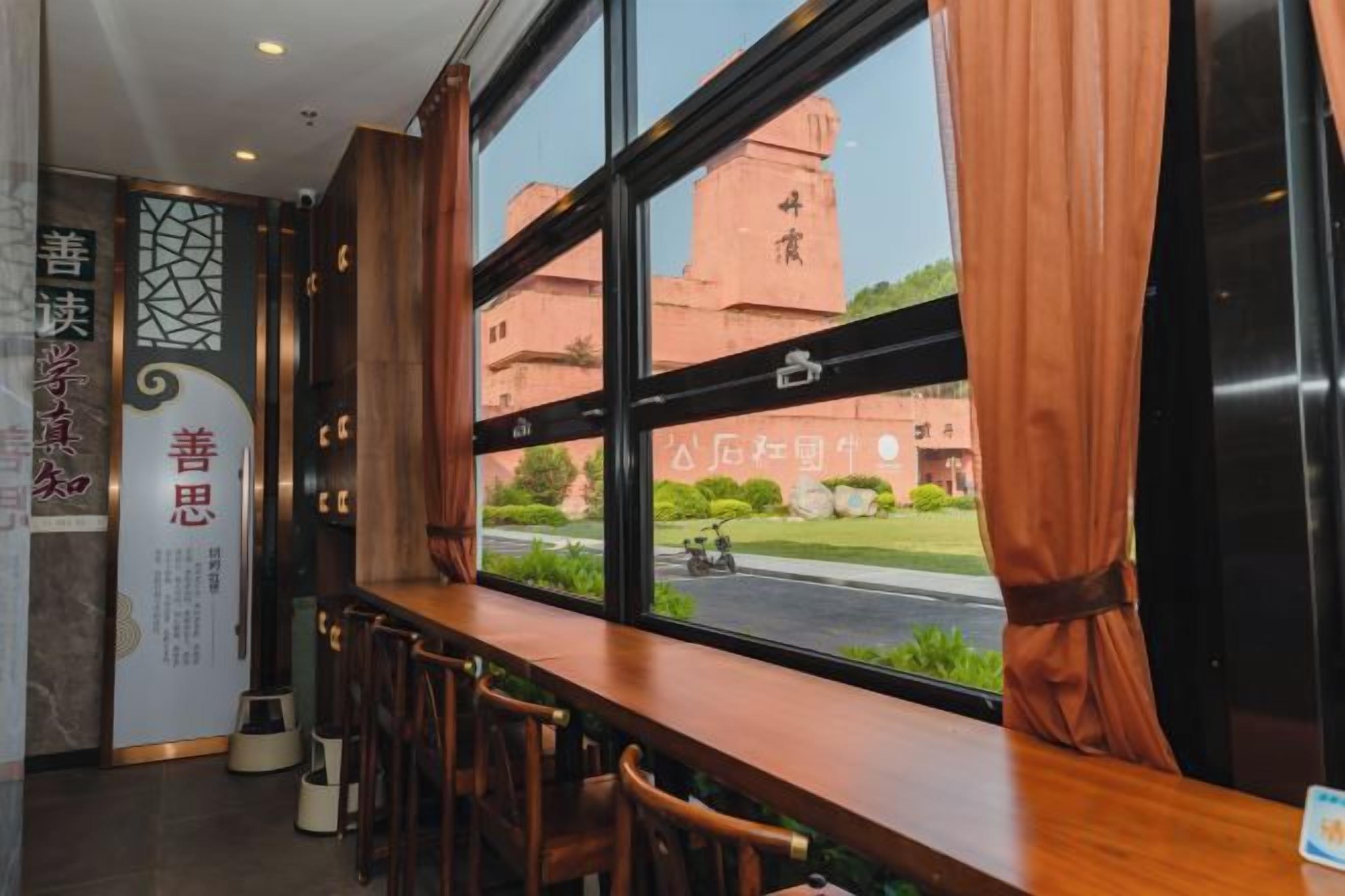 المنشأة من الداخل