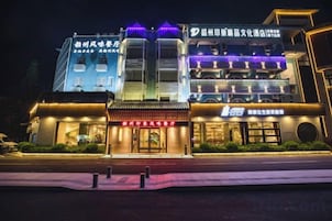 Un hotel de varios pisos con letreros iluminados y un estilo arquitectónico tradicional.