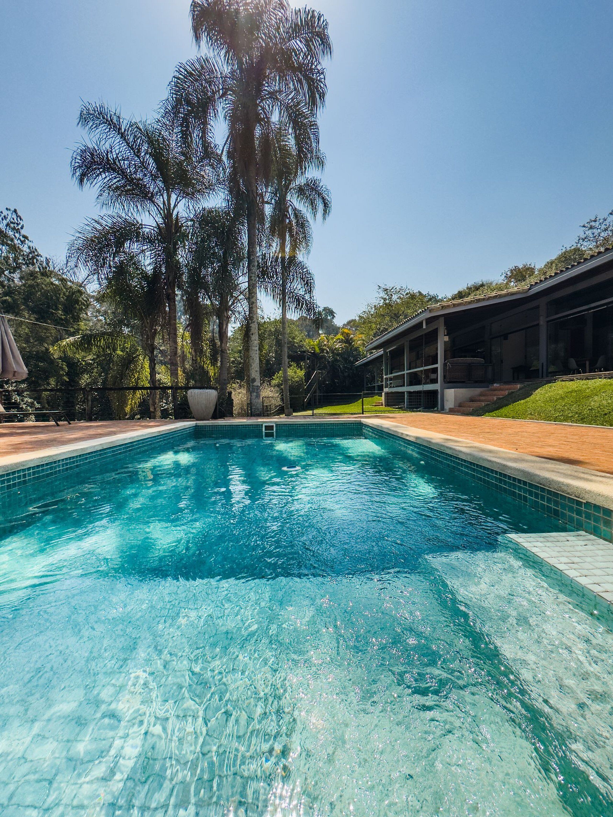 Villa | Alberca | Alberca al aire libre y camastros 