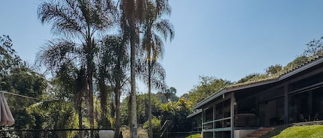 Villa | Alberca | Alberca al aire libre y camastros