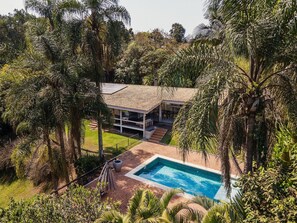 Villa | Piscine | Piscine extérieure, chaises longues