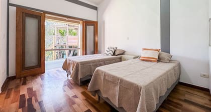 Casa térrea com piscina e cozinha de cinema | Granja Viana