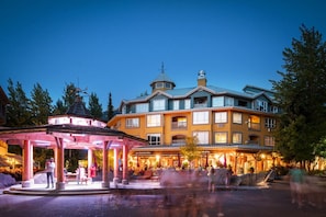 Exterior - Central Location w/ Incredible View at Eagle Lodge (Whistler)