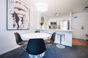 Dining - Central Location w/ Incredible View at Eagle Lodge (Whistler)