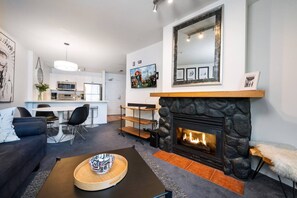 Televisión y chimenea 