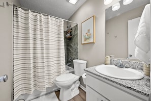 Een haardroger, handdoeken, zeep, shampoo