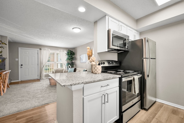 Een koelkast, een magnetron, een oven, een kookplaat