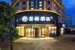 A hotel entrance with a prominent sign, a glass facade, and a well-lit entrance area. - Starway Hotel (Linhai Intime City) (Linhai)