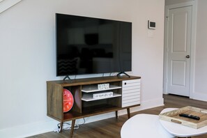 Interior - Contemporary 3BR Home for 30+ Days (Cypress)