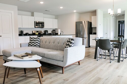 Contemporary 3BR Home for 30+ Days
