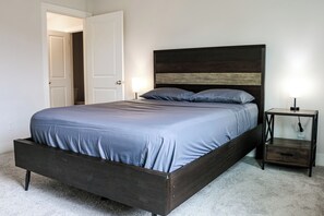 3 bedrooms, WiFi, bed sheets - Contemporary 3BR Home for 30+ Days (Cypress)