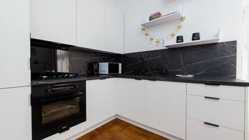 Kjøleskap, mikrobølgeovn, ovn og kokeplater