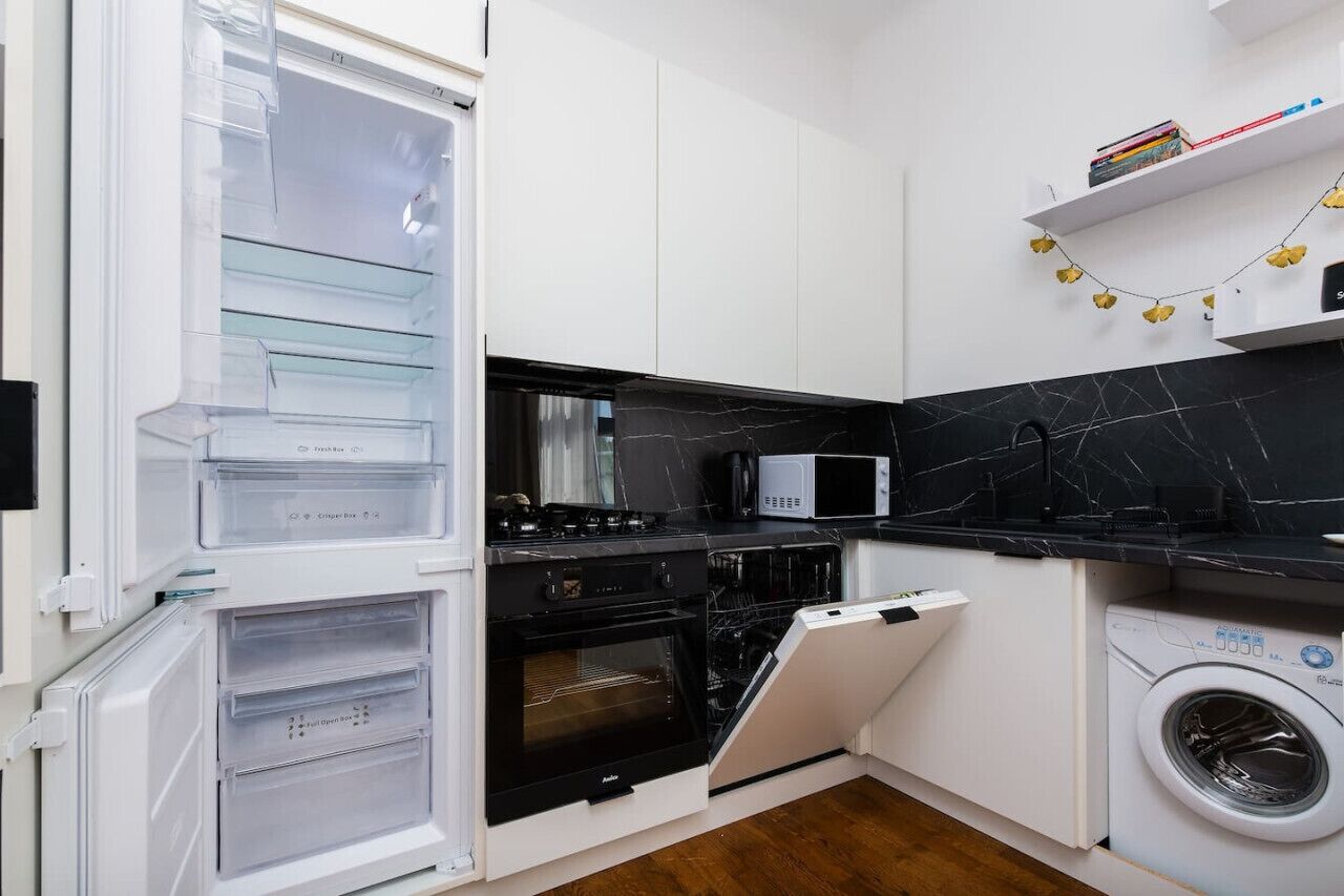 Kjøleskap, mikrobølgeovn, ovn og kokeplater