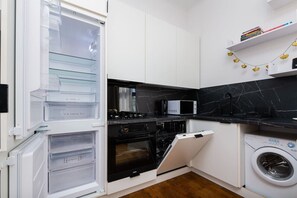 Kylskåp, mikrovågsugn, ugn och spishäll