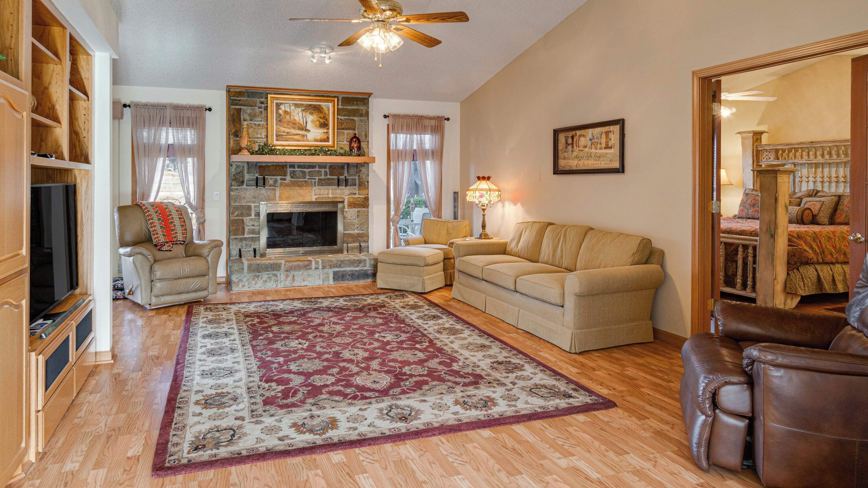 Een televisie en een kantoor