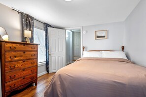 3 Schlafzimmer, Schreibtisch, Bügeleisen/Bügelbrett, Reisekinderbett