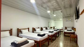 Quarto básico, várias camas, vista para a cidade, em edifício anexo | Wi-Fi de cortesia, roupa de cama