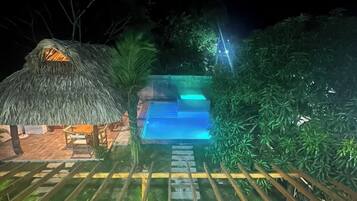 AuĂenpool, geöffnet von 09:00 Uhr bis 21:00 Uhr, LiegestĂŒhle