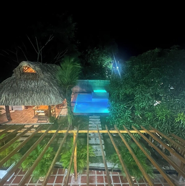 Piscine extérieure, chaises longues