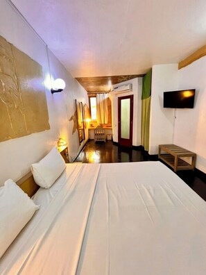 Chambre Double Standard, vue cour intérieure | Coffres-forts dans les chambres, Wi-Fi gratuit