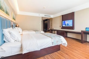 A hotel room with a large bed, a desk, and a television. - Yitel Hotel (Beijing Shilihe Happy Valley Zhoujiazhuang Subway Station) (Beijing)