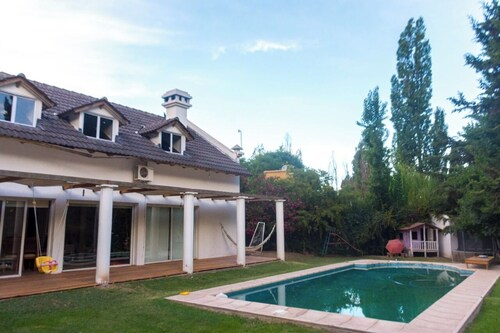 Tranquil villa with WiFi and Pool in Chacras de Coria