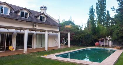 Tranquil villa with WiFi and Pool in Chacras de Coria