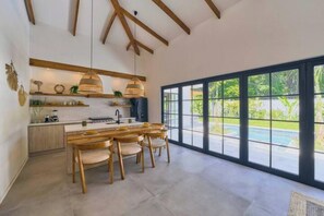 Kjøleskap, ovn, kokeplater og kaffetrakter/tekoker