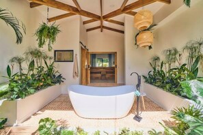 Property grounds - Casa Nalaya - Spectacular new private villa steps from the sea! (Costa Puerto Viejo de Talamanca)