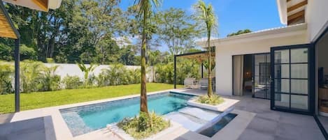 Una piscina al aire libre