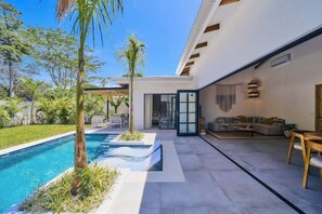 Outdoor pool - Casa Nalaya - Spectacular new private villa steps from the sea! (Costa Puerto Viejo de Talamanca)